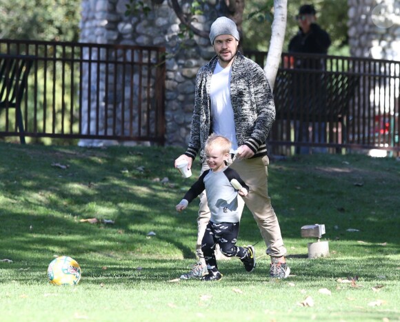 Exclusif - Mike Comrie (mari d' Hilary Duff, dont elle est séparée) s' amuse avec son fils Luca à Beverly Hills Le 27 décembre 2014