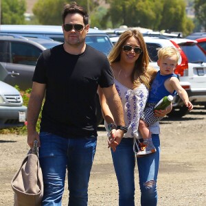 Hilary Duff et son mari Mike Comrie emmenent leur fils Luca a "Underwood Family Farm" a Los Angeles, le 22 juin 2013