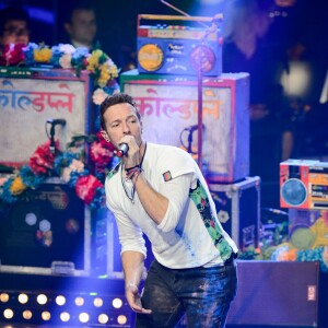 Chris Martin et son groupe Coldplay sur le plateau de la finale de l'émission "The Voice Allemagne" à Berlin le 17 décembre 2015.