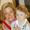 Delphine Boël, fille illégitime supposée du roi Albert II de Belgique, en juin 2006 avec sa fille lors d'une exposition à Ostende.