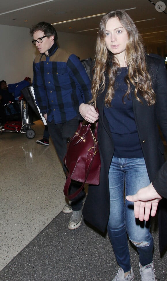 Eddie Redmayne et sa femme Hannah Bagshawe enceinte prennent un vol à l'aéroport de Los Angeles, le 11 janvier 2016.