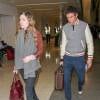 Eddie Redmayne et sa femme Hannah Bagshawe prennent un vol à l'aéroport de Los Angeles, le 22 décembre 2015.