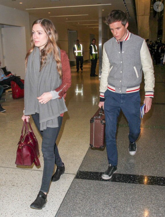 Eddie Redmayne et sa femme Hannah Bagshawe prennent un vol à l'aéroport de Los Angeles, le 22 décembre 2015.