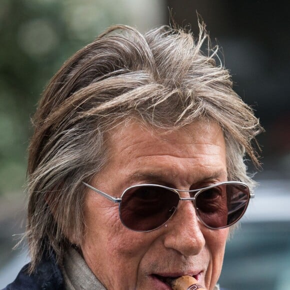 Jacques Dutronc à Bercy pour le concert "Les Vieilles Canailles", à la sortie de l'hôtel de Sers à Paris le 5 novembre 2014.