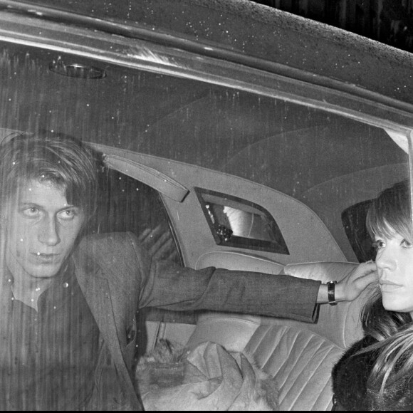 Archives - Jacques Dutronc et Françoise Hardy sortant de chez Castel.