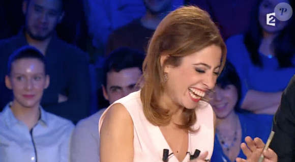La journaliste Léa Salamé - Fou rire général dans "On n'est pas couché" sur France 2, le 6 février 2016.