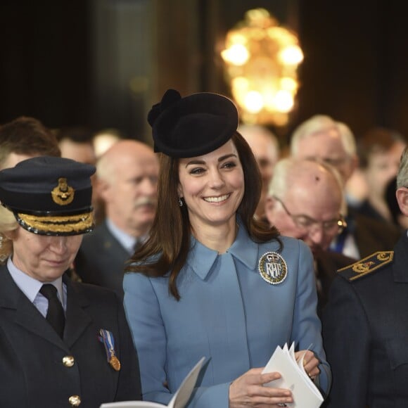 Kate Middleton, la duchesse de Cambridge, assiste à une messe pour célébrer les 75 ans des cadets de l'armée de l'air (RAF Cadets) à Londres, le 7 février 2016.