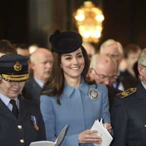 Kate Middleton, la duchesse de Cambridge, assiste à une messe pour célébrer les 75 ans des cadets de l'armée de l'air (RAF Cadets) à Londres, le 7 février 2016.