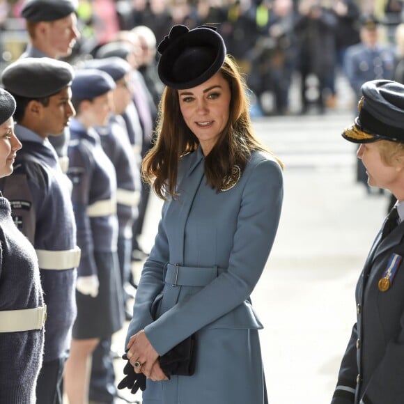 Kate Middleton, la duchesse de Cambridge, assiste à une messe pour célébrer les 75 ans des cadets de l'armée de l'air (RAF Cadets) à Londres, le 7 février 2016.