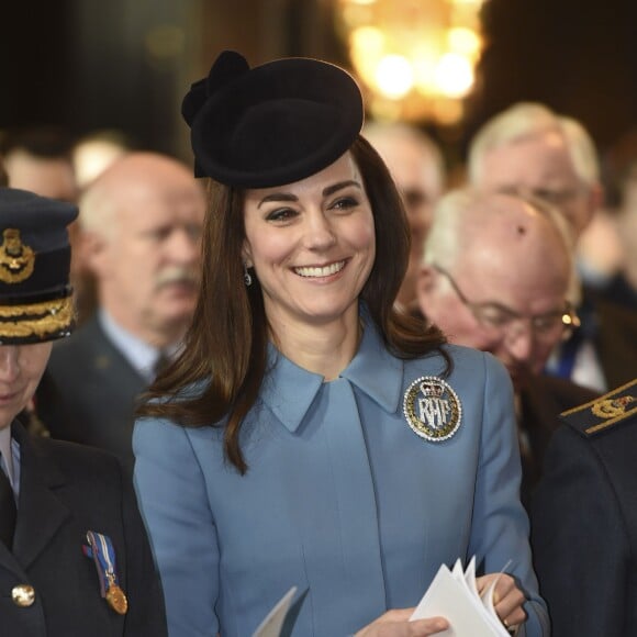 Kate Middleton, la duchesse de Cambridge, assiste à une messe pour célébrer les 75 ans des cadets de l'armée de l'air (RAF Cadets) à Londres, le 7 février 2016.