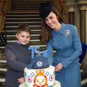 Kate Middleton, la duchesse de Cambridge, assiste à une messe pour célébrer les 75 ans des cadets de l'armée de l'air (RAF Cadets) à Londres, le 7 février 2016.