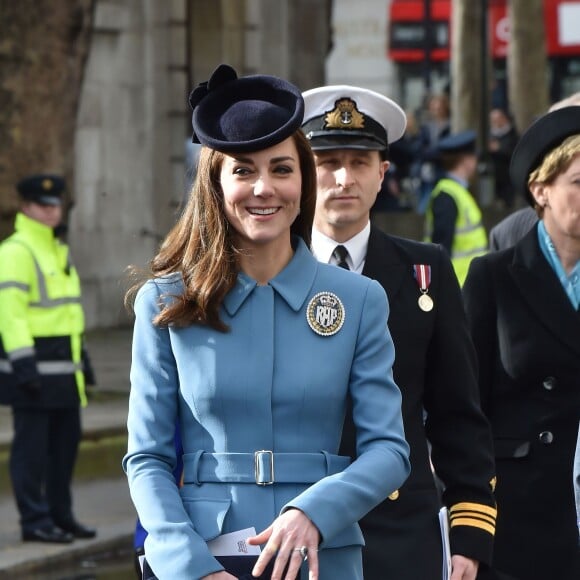 Kate Middleton, la duchesse de Cambridge, assiste à une messe pour célébrer les 75 ans des cadets de l'armée de l'air (RAF Cadets) à Londres, le 7 février 2016.