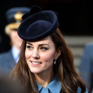 Kate Middleton, la duchesse de Cambridge, assiste à une messe pour célébrer les 75 ans des cadets de l'armée de l'air (RAF Cadets) à Londres, le 7 février 2016.