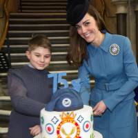 Kate Middleton : Elégante et rieuse pour une grande première militaire