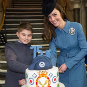 Kate Middleton, la duchesse de Cambridge, assiste à une messe pour célébrer les 75 ans des cadets de l'armée de l'air (RAF Cadets) à Londres, le 7 février 2016.