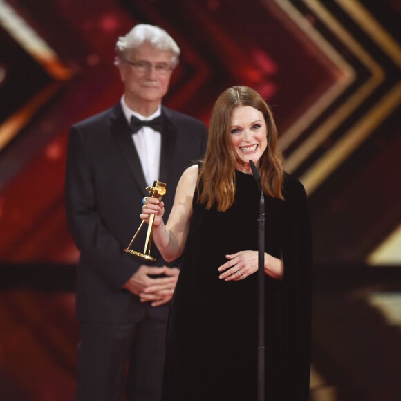 Jürgen Prochnow et Julianne Moore - 51ème cérémonie des Golden Camera Awards à Hambourg, le 6 février 2016.