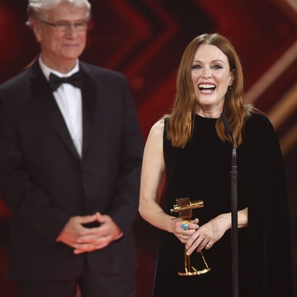 Jürgen Prochnow et Julianne Moore - 51ème cérémonie des Golden Camera Awards à Hambourg, le 6 février 2016.