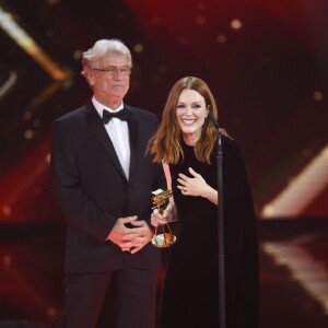 Jürgen Prochnow et Julianne Moore - 51ème cérémonie des Golden Camera Awards à Hambourg, le 6 février 2016.