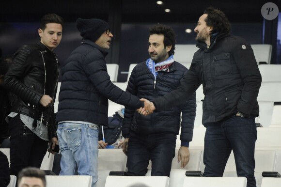 Florian Thauvin, Patrick Bosso et Mathieu Madenian - People dans les tribunes lors du match OM-PSG, à Marseille le 7 février 2016.