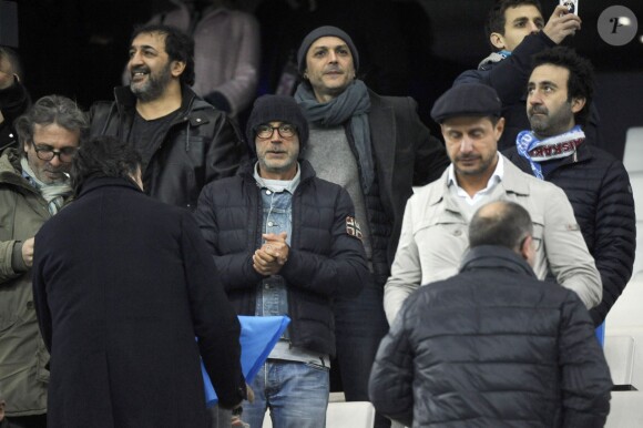 Les humoristes Patrick Bosso et Mathieu Madenian - People dans les tribunes lors du match OM-PSG, à Marseille le 7 février 2016.