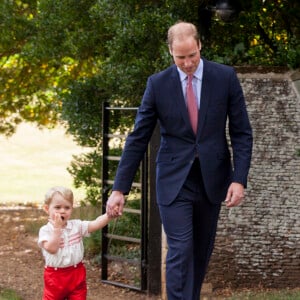 Le prince George de Cambridge et son papa, le prince William, au baptême de la princesse Charlotte à l'église St. Mary Magdalene à Sandringham, le 5 juillet 2015.