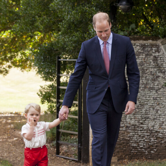 Le prince George de Cambridge et son papa, le prince William, au baptême de la princesse Charlotte à l'église St. Mary Magdalene à Sandringham, le 5 juillet 2015.