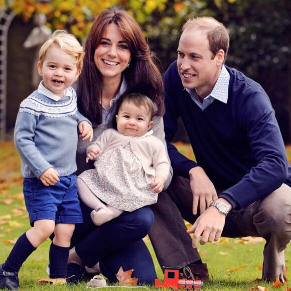 Kate Middleton et le prince William avec le prince George et la princesse Charlotte de Cambridge dans le parc de Kensington Palace fin octobre 2015. Photo diffusée le 18 décembre.