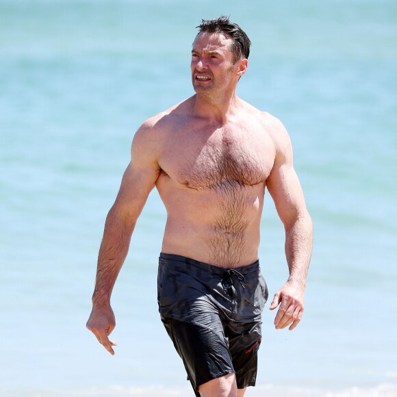 Exclusif - Hugh Jackman sur la plage de Bondi Beach à Sydney le 30 novembre 2015