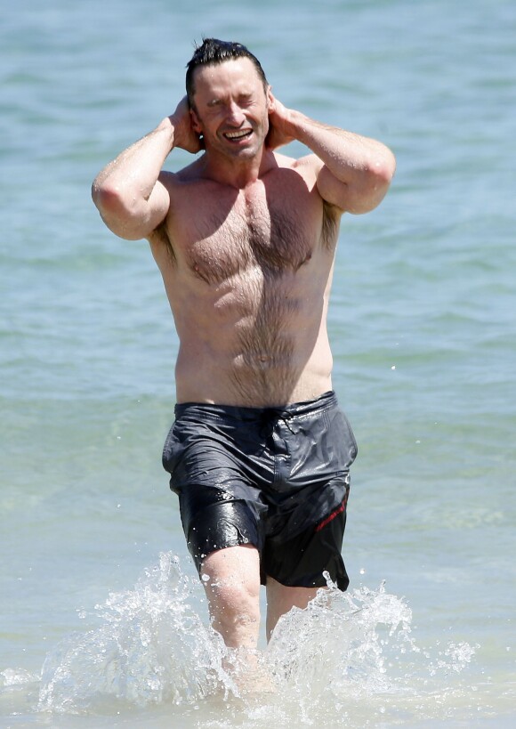 Exclusif - Hugh Jackman sur la plage de Bondi Beach à Sydney le 30 novembre 2015