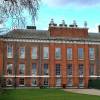 Vue (en avril 2011) de Kensington Palace et de ses jardins, résidence officielle du duc et de la duchesse de Cambridge, à Londres, où un homme a été retrouvé brûlé vif dans la nuit du 8 au 9 février 2016.