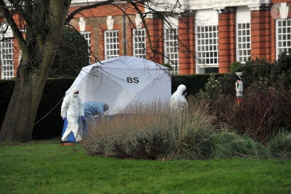 Un homme est mort brûlé vif devant les jardins du palais de Kensington, résidence officielle du prince William et de Kate Middleton ainsi que d'autres membres de la famille royale, dans la nuit du 8 au 9 février 2016 à Londres. Le 9, la police poursuivait ses investigations, au cours desquelles un bidon à essence vert a notamment été retrouvé.