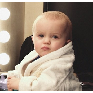 River Rose, la fille de Kelly Clarkson joue les divas pour la promotion du premier livre pour enfants de sa mère qui sortira au mois d'octobre prochain. Photo extraite d'une vidéo publiée sur Instagram, le 8 février 2016.