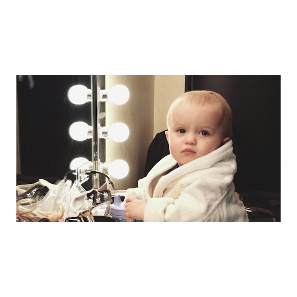 River Rose, la fille de Kelly Clarkson joue les divas pour la promotion du premier livre pour enfants de sa mère qui sortira au mois d'octobre prochain. Photo extraite d'une vidéo publiée sur Instagram, le 8 février 2016.