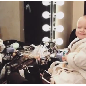 River Rose, la fille de Kelly Clarkson joue les divas pour la promotion du premier livre pour enfants de sa mère qui sortira au mois d'octobre prochain. Photo extraite d'une vidéo publiée sur Instagram, le 8 février 2016.