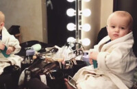 River Rose fait mine de jouer les divas dans sa loge de star pour la promotion du premier livre pour enfants de sa mère, Kelly Clarkson. Vidéo publiée sur Youtube, le 8 février 2016.