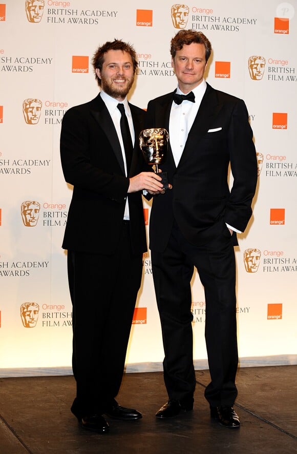 Duncan Jones avec Colin Firth et son award du Meilleur premier film lors des Orange British Academy of Film Awards à l'Opéra de Londres en février 2010