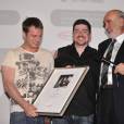  Duncan Jones, fils de David Bowie, recevant le prix du Meilleur film britannique pour Moon au Festival d'Edimbourg en juin 2009 en présence de Sir Sean Connery. 
