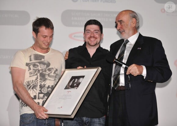 Duncan Jones, fils de David Bowie, recevant le prix du Meilleur film britannique pour Moon au Festival d'Edimbourg en juin 2009 en présence de Sir Sean Connery.