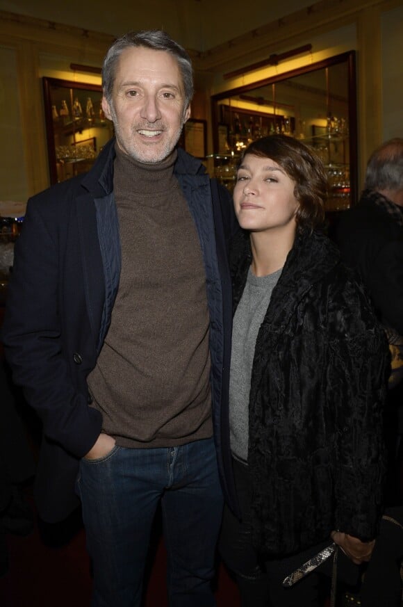 Antoine de Caunes et sa fille Emma de Caunes à la générale du nouveau spectacle de Francois-Xavier Demaison "Demaison s'évade" à Paris, le 10 décembre 2013.