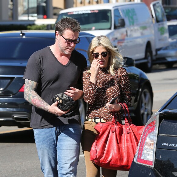 Tori Spelling et son mari Dean McDermott visitent des maisons à Los Angeles, le 10 février 2016
