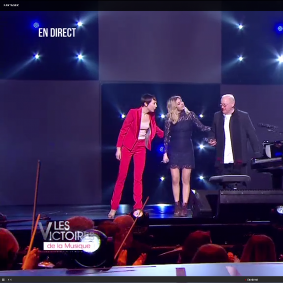 Jeanne Cherhal, Louane et Véronique Sanson remettent une Victoire d'honneur à William Scheller - Victoires de la musique au Zénith de Paris, le 12 février 2016.