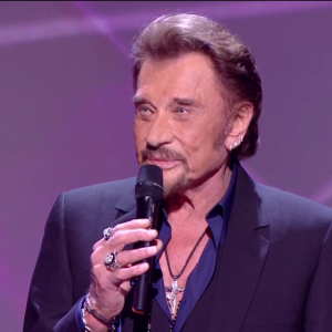 Johnny Hallyday reçoit la Victoire de l'album de chansons de l'année au côté de Yodelice (Maxim Nucci) qui a produit l'album "De l'amour" - Victoires de la musique au Zénith de Paris, le 12 février 2016.