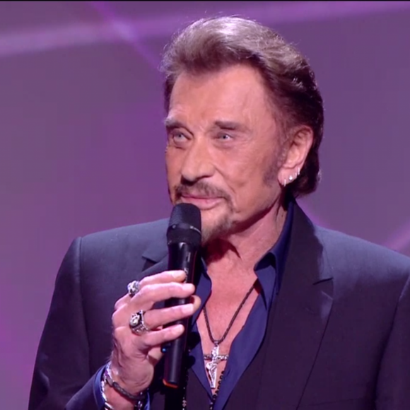 Johnny Hallyday reçoit la Victoire de l'album de chansons de l'année au côté de Yodelice (Maxim Nucci) qui a produit l'album "De l'amour" - Victoires de la musique au Zénith de Paris, le 12 février 2016.