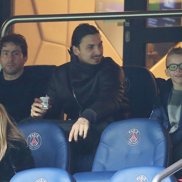 Zlatan Ibrahimovic en famille (sa femme Helena Seger et leurs 2 enfants Maximilian et Vincent) au Parc des Princes pour assister à la rencontre PSG - Lille le 13 février 2016. Zlatan en profite pour manger une glace. © Cyril Moreau / Bestimage