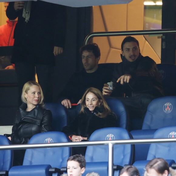 Zlatan Ibrahimovic en famille (sa femme Helena Seger et leurs 2 enfants Maximilian et Vincent) au Parc des Princes pour assister à la rencontre PSG - Lille le 13 février 2016. Zlatan en profite pour manger une glace. © Cyril Moreau / Bestimage