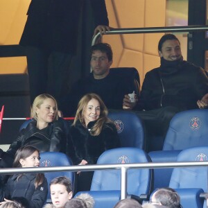 Zlatan Ibrahimovic en famille (sa femme Helena Seger et leurs 2 enfants Maximilian et Vincent) au Parc des Princes pour assister à la rencontre PSG - Lille le 13 février 2016. Zlatan en profite pour manger une glace. © Cyril Moreau / Bestimage