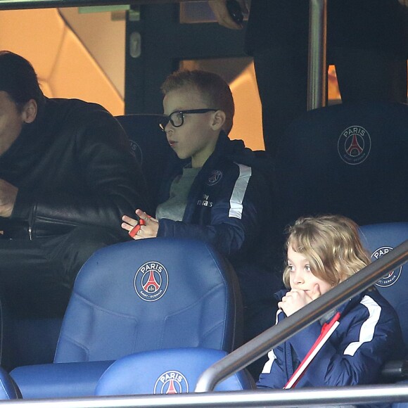 Zlatan Ibrahimovic en famille (sa femme Helena Seger et leurs 2 enfants Maximilian et Vincent) au Parc des Princes pour assister à la rencontre PSG - Lille le 13 février 2016. Zlatan en profite pour manger une glace. © Cyril Moreau / Bestimage