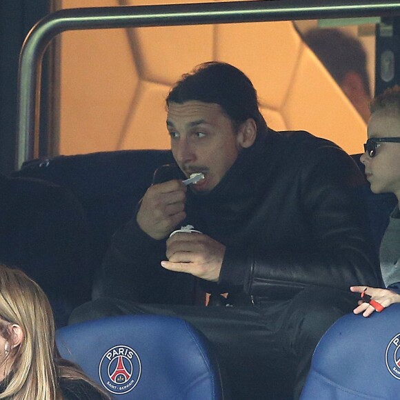 Zlatan Ibrahimovic en famille (sa femme Helena Seger et leurs 2 enfants Maximilian et Vincent) au Parc des Princes pour assister à la rencontre PSG - Lille le 13 février 2016. Zlatan en profite pour manger une glace. © Cyril Moreau / Bestimage