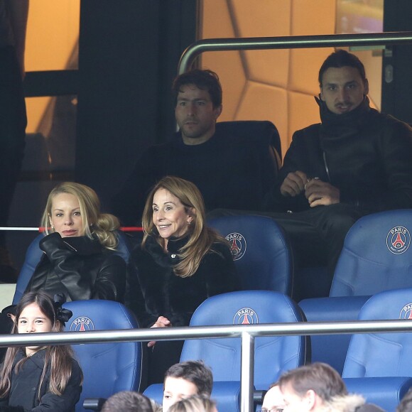 Zlatan Ibrahimovic en famille (sa femme Helena Seger et leurs 2 enfants Maximilian et Vincent) au Parc des Princes pour assister à la rencontre PSG - Lille le 13 février 2016. Zlatan en profite pour manger une glace. © Cyril Moreau / Bestimage
