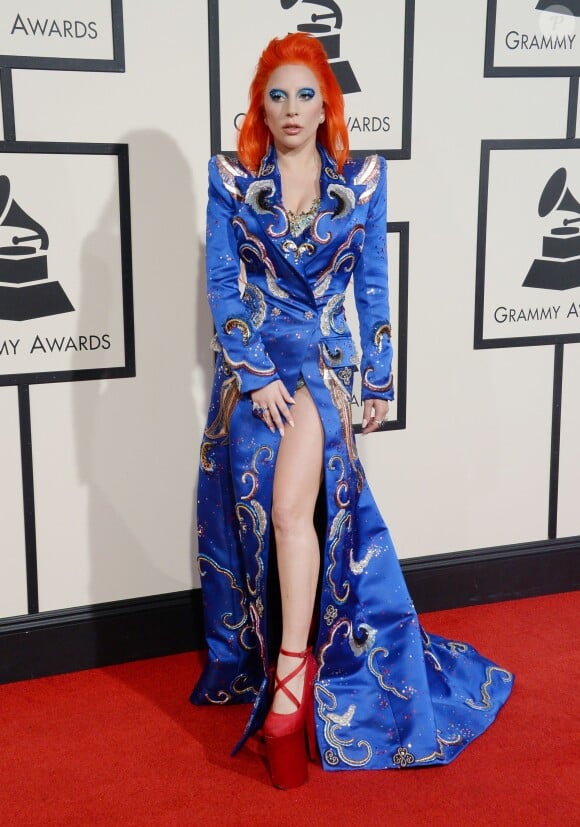 Lady Gaga (qui rend hommage à David Bowie lors de cette soirée) dans une robe Marc Jacobs - 58e soirée annuelle des Grammy Awards au Staples Center à Los Angeles, le 15 février 2016.